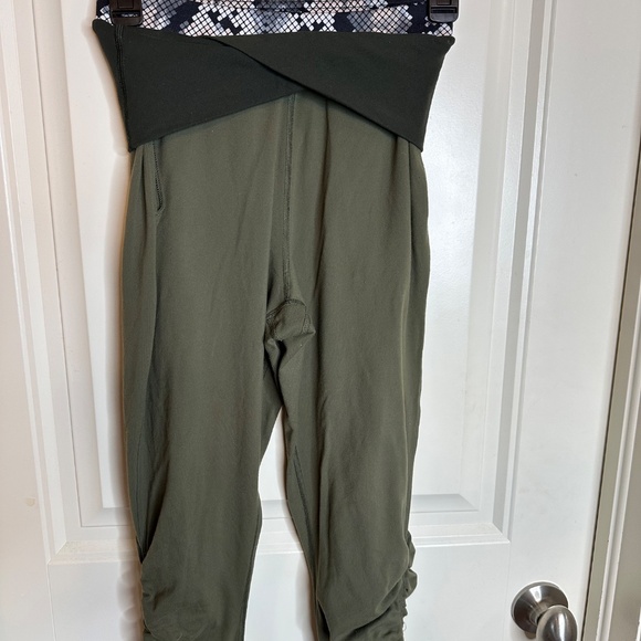 Lululemon Crop Leggings/Joggers - Picture 5 of 8